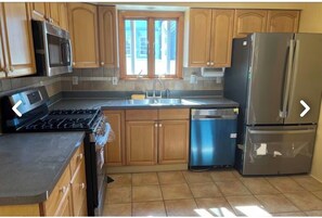Private kitchen - 3BR / 2Bath - 15 mins to NYC, Parking & Laundry (Bayonne)