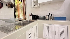 Private kitchen - Villa La Forest – Private Pool Retreat Near Hin Kong Beach (จ.สุราษฎร์ธานี)