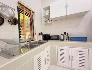 Private kitchen - Villa La Forest – Private Pool Retreat Near Hin Kong Beach (จ.สุราษฎร์ธานี)