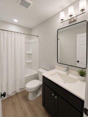 Bathroom - 3-bedroom townhome in serene Atlanta with cool AC (Atlanta)