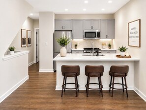 Private kitchen - 3-bedroom townhome in serene Atlanta with cool AC (Atlanta)