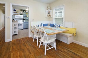 Casa adossada, 1 llit de matrimoni gran i sofà llit, llar de foc (Charming Beach Bungalow) | Servei de restauració