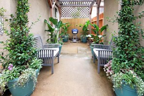 Maison mitoyenne, 1 très grand lit et 1 canapé-lit, cheminée, vue jardin (Charming Beach Bungalow) | Enceinte de l’hébergement