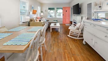 Stadtwohnung, 1 King-Bett und Schlafsofa, Kamin, Gartenblick (Charming Beach Bungalow) | Innenbereich