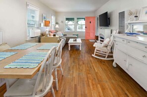 Maison mitoyenne, 1 très grand lit et 1 canapé-lit, cheminée, vue jardin (Charming Beach Bungalow) | Intérieur