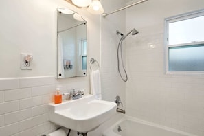 Maison en rangée, 1 très grand lit et 1 canapé-lit, foyer (Charming Beach Bungalow) | Salle de bain | Serviettes fournies