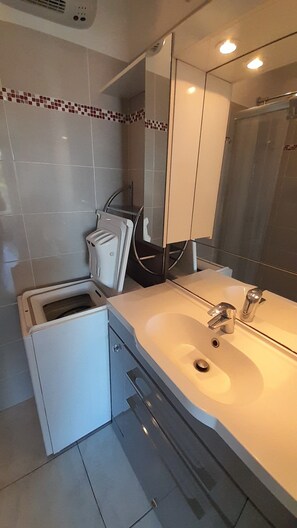 Bathroom - Vrbo Property (Fréjus)