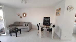 Living area - Vrbo Property (Fréjus)