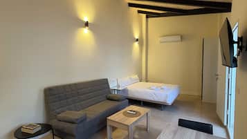 Deluxe Apartment | Laptop workspace, free WiFi