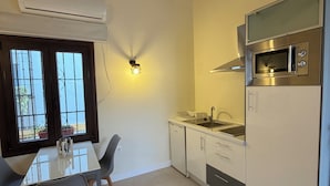 A modern kitchen with a built-in microwave, a dishwasher, and a window with a view. - La Corte de Isabel (Cordoba)