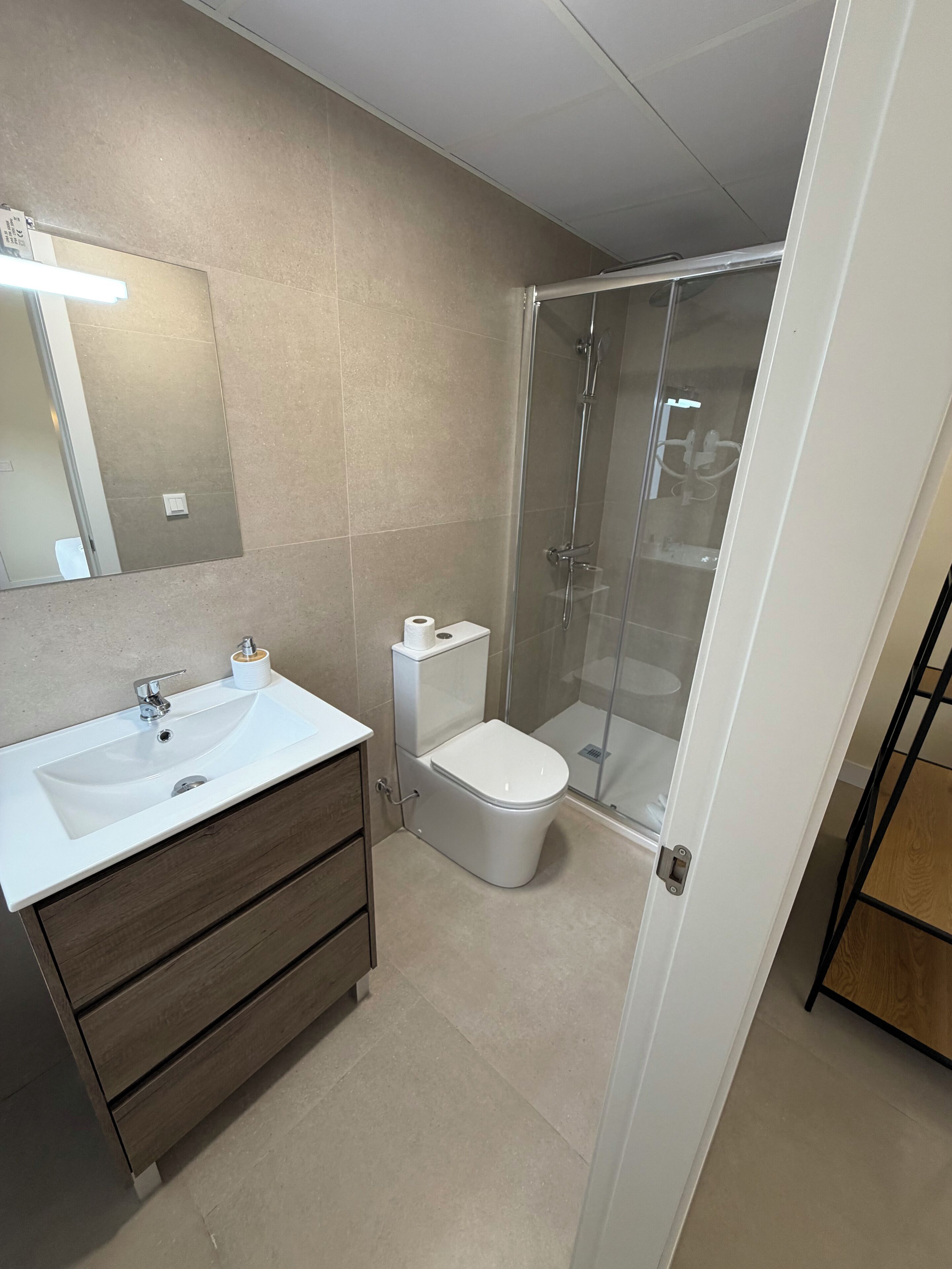 Apartamento Deluxe | Baño | Ducha, toallas, jabón y champú