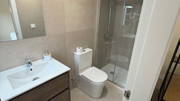 Apartamento Deluxe | Baño | Ducha, toallas, jabón y champú