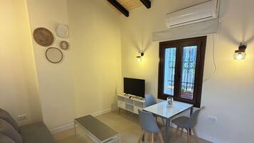 Deluxe Apartment | Living area