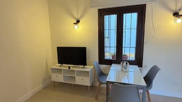 Deluxe Apartment | Dining