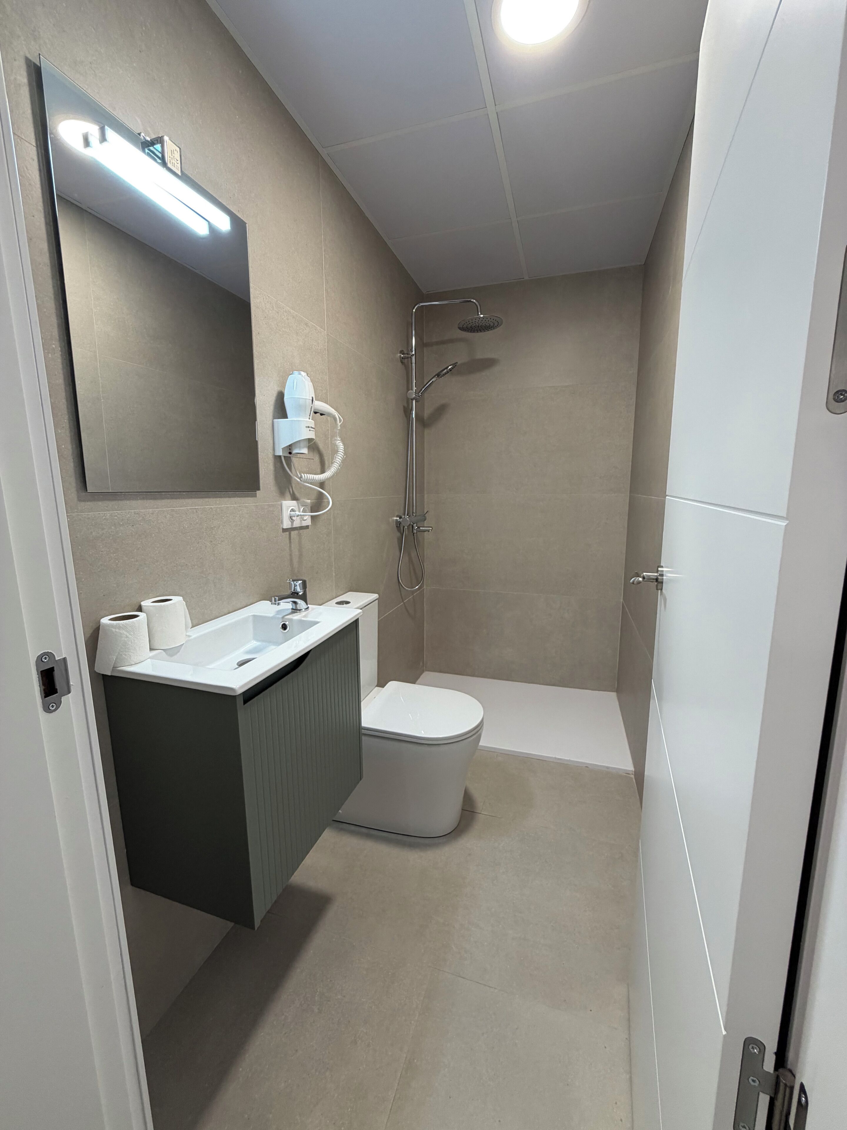 Deluxe appartement | Badkamer | Een douche, handdoeken, zeep, shampoo
