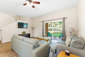 Byhus - flere senge - udsigt til have (Casa Palermo At Regal Palms) | Opholdsområde
