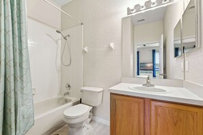 Casa adosada, varias camas, vistas al jardín (Casa Palermo At Regal Palms) | Baño | Toallas
