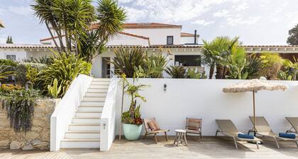 Estoril Contemporary Garden Villa by Cadenzalux