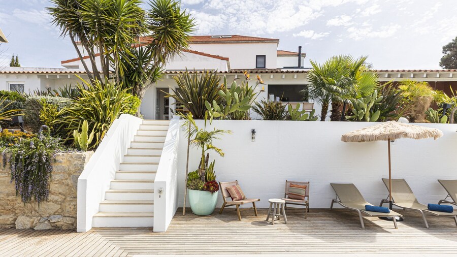 Estoril Contemporary Garden Villa by Cadenzalux