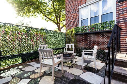 Serene Studio in Flushing on Main St with Free On-Site Parking and Laundry