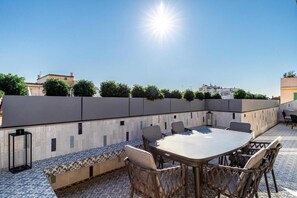 Outdoor dining - Vrbo Property (Cannes)