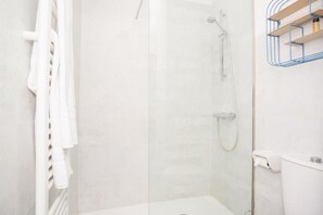 Standard Double or Twin Room | Bathroom | Hair dryer, towels, soap, shampoo - HOTEL AMÉRICA (Granada)