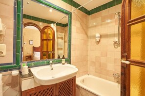 Máy sấy tóc, khăn tắm, xà phòng, dầu gội 