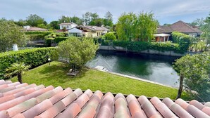 Zona residencial com canal, casas e áreas verdes.