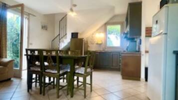 Villa, 3 Bedrooms, Balcony, Garden View | Interior