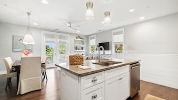 Townhome, 3 Bedrooms (B101) | Private kitchen | Full-size fridge, microwave, oven, stovetop