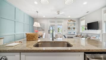 Townhome, 3 Bedrooms (B101) | Private kitchen | Full-size fridge, microwave, oven, stovetop