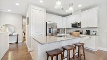 Townhome, 3 Bedrooms (B101) | Private kitchen | Full-size fridge, microwave, oven, stovetop
