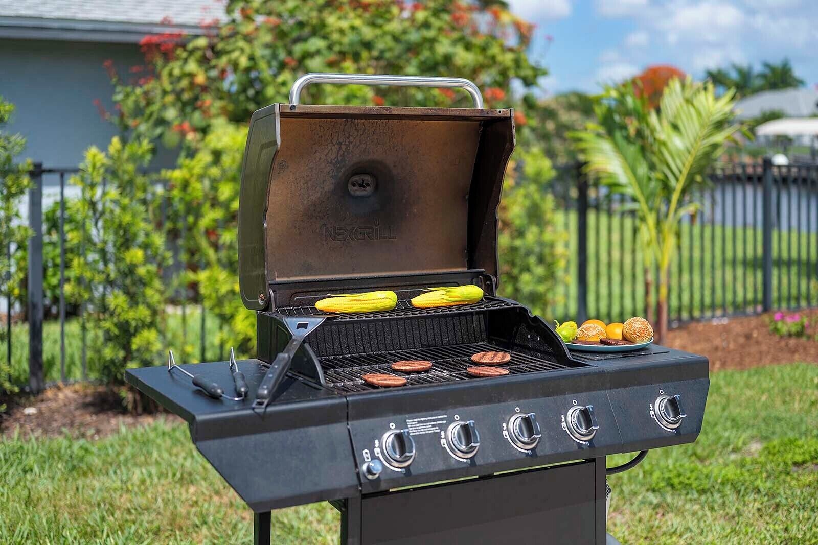 En NEXGRILL-grill med fyra brännare, en sidoplåt och ett handtag.