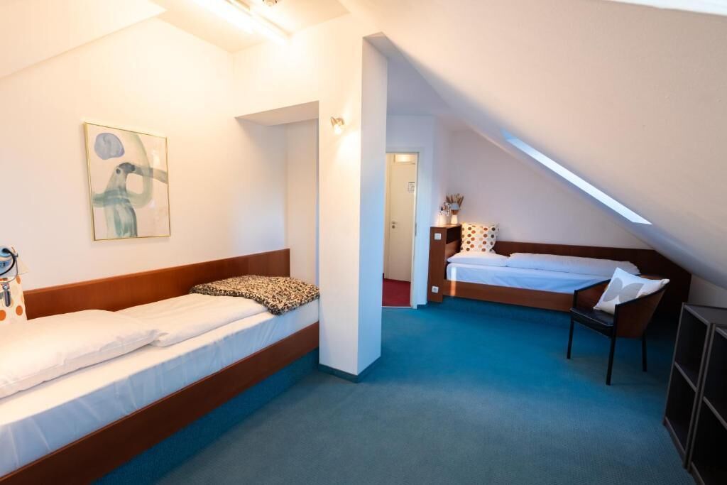 Familien-Suite, Stadtblick | Allergikerbettwaren, Schreibtisch, laptopgeeigneter Arbeitsplatz