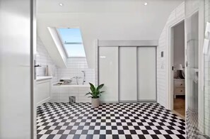 Hair dryer, towels, soap, toilet paper - 3-bedroom apartment in Stavanger city center (Rogaland)