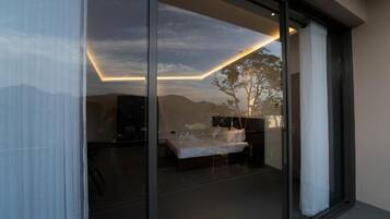 Habitación doble Deluxe, balcón, vista a la montaña | Espacio para trabajar con laptop y wifi gratis