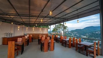 Deluxe Double Room, Balcony, Mountain View | Dining
