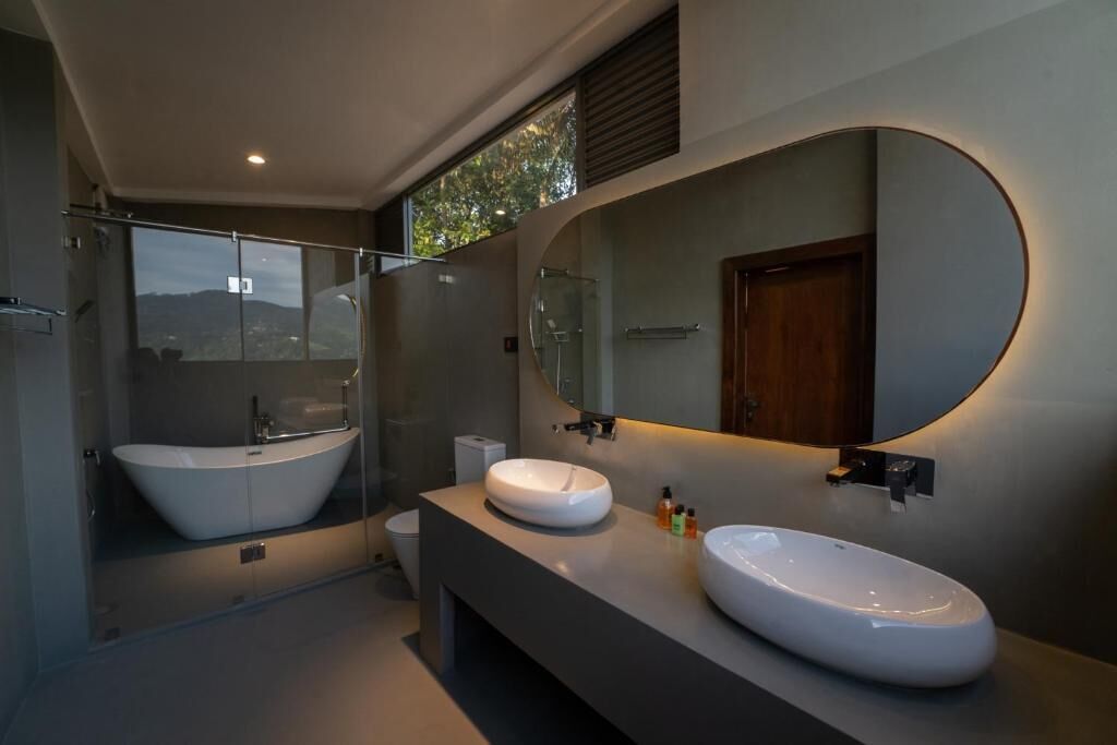 Habitación doble Deluxe, balcón, vista a la montaña | Baño | Amenidades de baño gratuitas, secadora de cabello, batas, bidet 