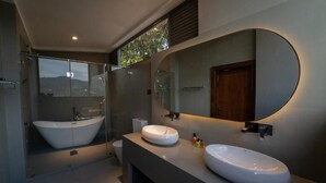 A modern bathroom with two freestanding sinks, a large mirror, and a glass-enclosed shower. - Iris - Kandy (Kandy)