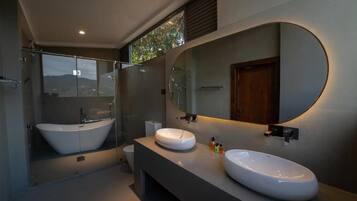 Habitación doble Deluxe, balcón, vista a la montaña | Baño | Amenidades de baño gratuitas, secadora de cabello, batas, bidet