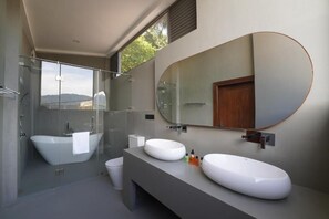 Habitació doble Deluxe, balcó, vistes a la muntanya | Bany | Articles de tocador gratuïts, assecador de cabells, tovalloles i sabó 
