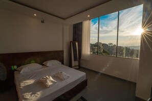 Habitació doble Deluxe, balcó, vistes a la muntanya | Espai de treball apte per a portàtils i wifi gratuïta 