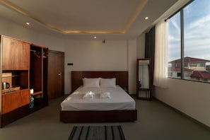 Deluxe-Doppelzimmer, Balkon, Bergblick | Laptopgeeigneter Arbeitsplatz, kostenloses WLAN