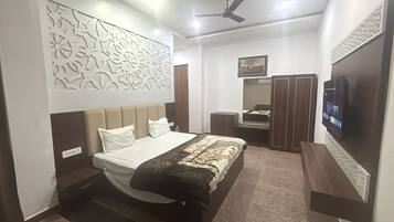 Deluxe Double Room, City View | Desk, free WiFi
