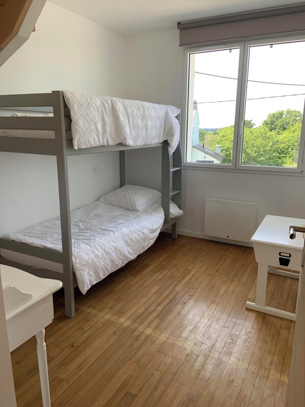 Iron/ironing board, WiFi, bed sheets