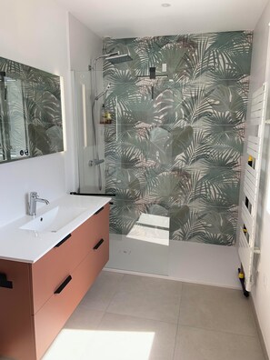 Shower, hair dryer, towels, toilet paper - Vrbo Property (Arzon)