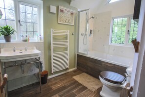 Bathroom -     The Spy’s House | Luxury 7 Bed | Hot Tub | 3 Acres | Near London (Wood Street Village)