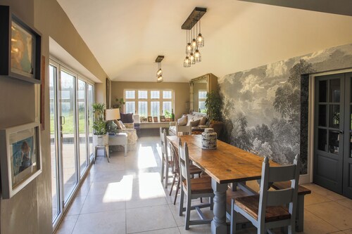     The Spy’s House | Luxury 7 Bed | Hot Tub | 3 Acres | Near London