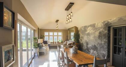 The Spy’s House | Luxury 7 Bed | Hot Tub | 3 Acres | Near London