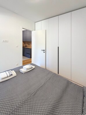 Comfort Apartment, Balcony | Kalis bunyi, seterika/papan seterika, Wi-fi percuma 